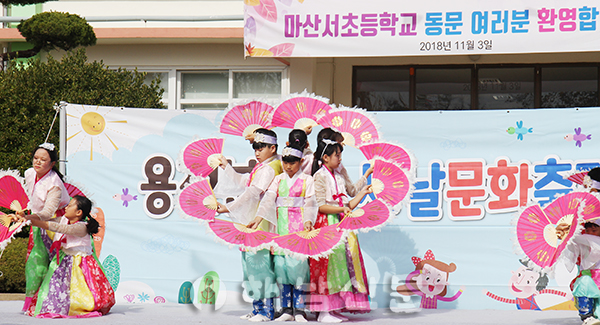 ▲ 새날문화축제에서 학생들이 아름다운 부채춤 공연을 선보이고 있다.