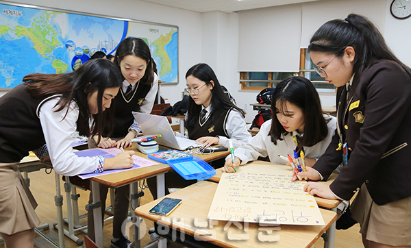 ▲ 해남고등학교 프로젝트 동아리 '두빛나래' 회원들이 일본군 위안부 피해자를 기리는 작은 소녀상 건립을 위한 펀딩 모금을 추진할 계획이다.