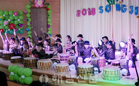 ▲ 송지초등학교 달마축제에서 학생들이 멋진 공연을 선보이고 있다.