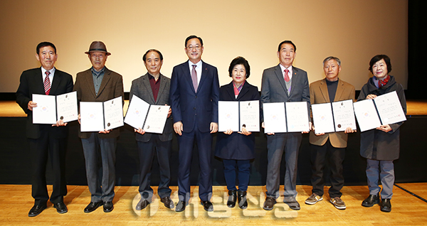 ▲ 어르신 글짓기 대회 입상자들이 지난 20일 상을 수상했다.