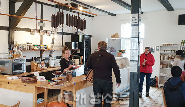 ▲ 덴마크 스반홀름 공동체는 400㏊ 부지에 마을을 일구고 구성원들의 모든 수익을 한 통장에서 관리하며 공동체 생활을 하고 있다. 스반홀름 공동체의 주 수입은 마을내에서 공동으로 키운 농작물과 가공식품의 판매수입이다.