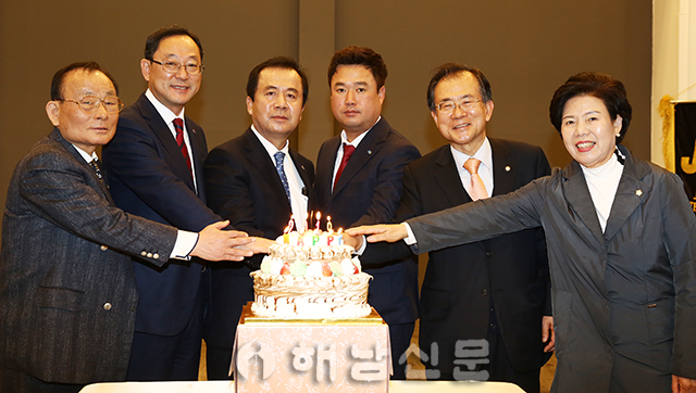 ▲ 기해년 신년인사회 참석자들이 케이크 커팅을 하며 화합과 발전을 기원했다.