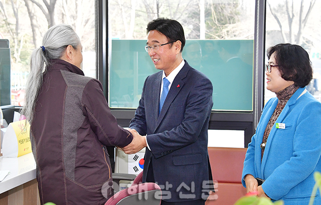 ▲ 1일 취임한 박철현 분당구청장(가운데)이 주민들과 소통의 시간을 가지고 있다.