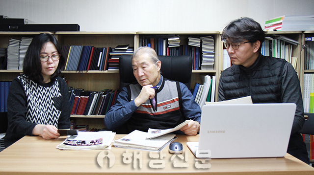 ▲ 재경 향우인 박찬영(사진 가운데) 씨가 근현대 해남인물사 편찬과 관련해 자료 수집을 하고 있다.