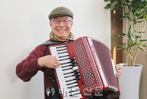 ▲ 임현진 씨는 84세의 나이에도 아코디언을 연주하며 자신만의 행복을 찾고 있다.
