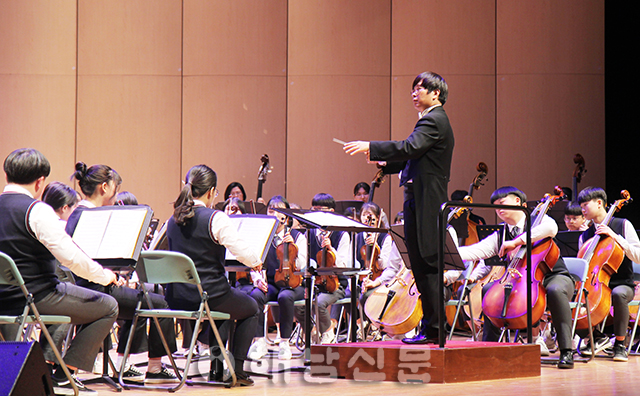 ▲ 해남제일중학교 금강오케스트라가 지난 12일 제5회 정기연주회를 열었다.