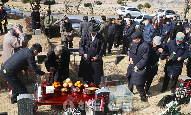 ▲ 민족시인 김남주를 기리는 제25주기 추모제가 광주 민족민주열사묘역에서 열렸다.