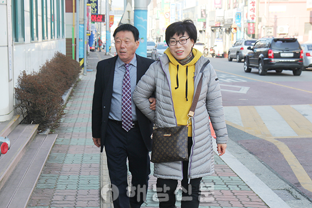 ▲ 신안숙(오른쪽) 씨가 위현환 회장과 함께 시각장애인연합회 사무실로 향하고 있다.