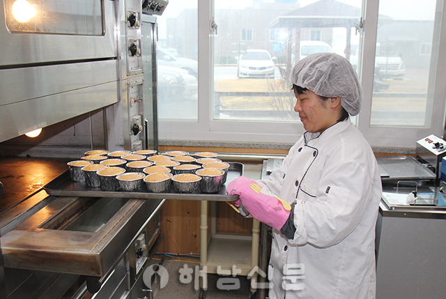 ▲ 김보미 씨가 복지관 제빵훈련장에서 빵을 굽고 있다.