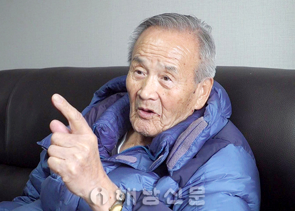 ▲ 해남신문과 해남군, SBS가 함께 진행한 인터뷰에서 옥매광산 광부 수몰사건의 유일한 생존자인 김백운 옹이 당시 상황에 대해 설명을 하고 있다.