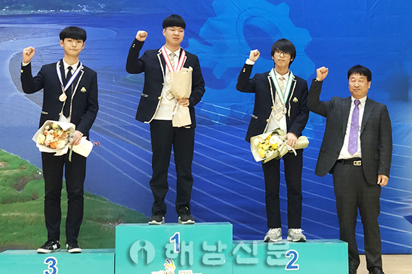 ▲ 전라남도기능경기대회에서 메달을 따낸 해남공고 학생들.