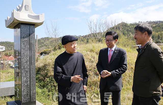 ▲ 도올 김용옥 선생이 지난 17일 해남현감을 지내고 옥천면에 묻힌 증조부 묘를 찾았다.
