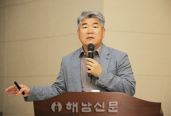 ▲ 개성공업지구지원재단 김진향 이사장이 해남을 찾아 통일교육을 진행했다.