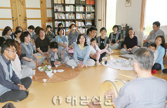 ▲ 대흥사 '4인4색 영웅을 만난다' 프로그램 참가자들이 일지암에서 차를 즐기고 있다.