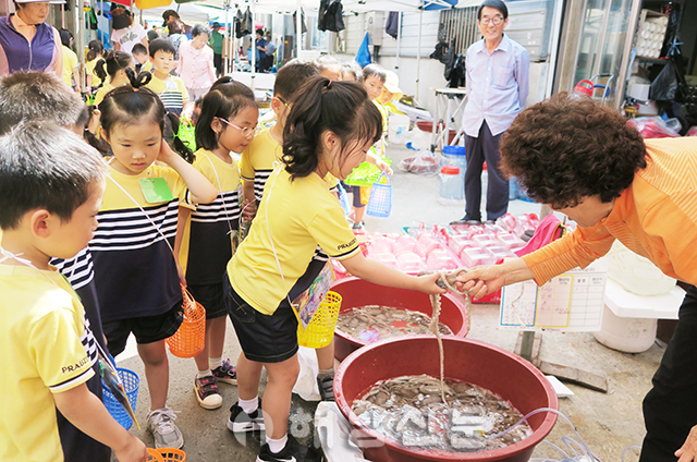 ▲ 아트빌 어린이집 원생들이 지난 21일 전통시장 장보기 체험에 나섰다.