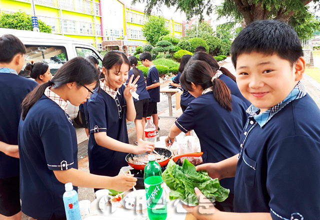 ▲ 송지중학교 학생들이 텃밭에서 가꾼 채소들을 수확해 삼겹살 파티를 열었다.