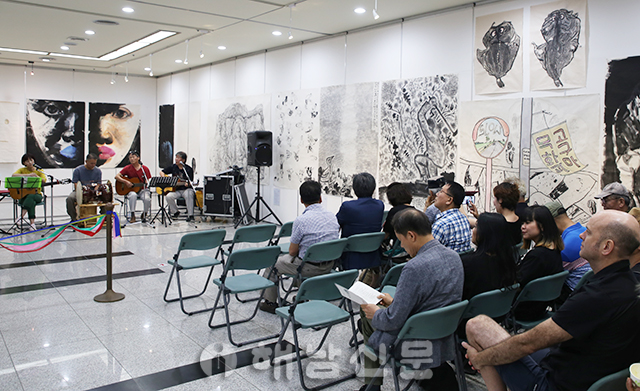 ▲ 국제 수묵워크숍 오프닝 행사가 지난 18일 열려 국내외 30명의 작가들의 작품을 오는 28일까지 문화예술회관 전시실에서 감상할 수 있다.
