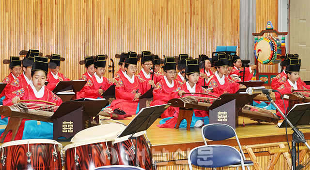 ▲ 서초 국악관현악단이 궁중의상을 입고 영산회상 중에 타령을 연주하고 있다.