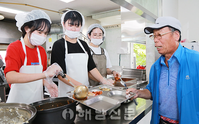 ▲ 송지고등학교 학생들이 장애인복지관에서 배식봉사를 하고 있다.
