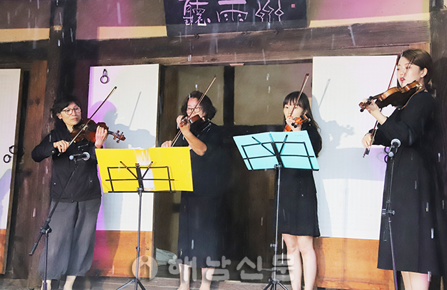 ▲ 공재문화제 자화상의 밤에서 바이올린 협주 공연이 진행되고 있다.