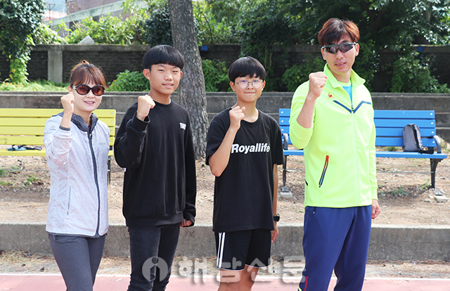 ▲ 왼쪽부터 곽선미 코치, 한선욱 군, 박태경 양, 최민규 코치.