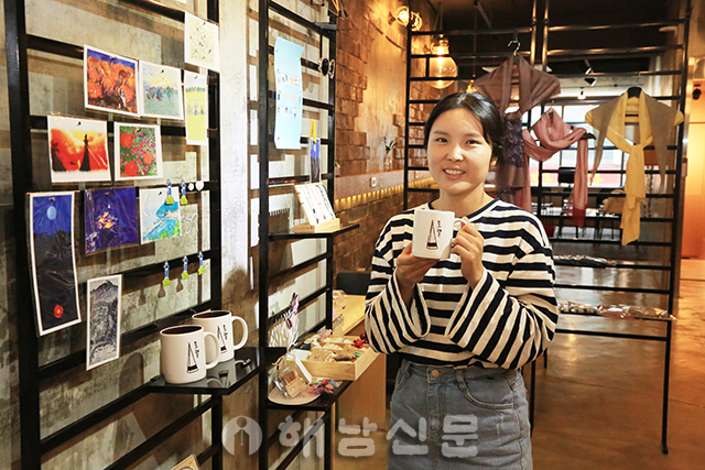 ▲ 송지면 출신 김유나 대표가 해남 기념품을 판매하는 기념품샵 '블레싱'을 열었다.