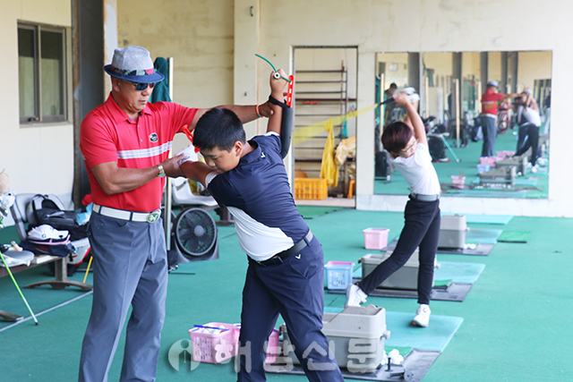 ▲ 전만동 프로의 지도 아래 이담 군과 권지혜 양이 골프 훈련에 열의를 모으고 있다.