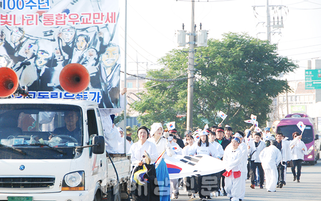 ▲ 우수영초등학교 100주년 기념행사에서 만세재현 운동이 펼쳐졌다.