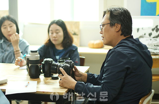 ▲ 사진가 박성일 씨가 군민들과 함께 작업한 사진 작품 전시회가 열린다.