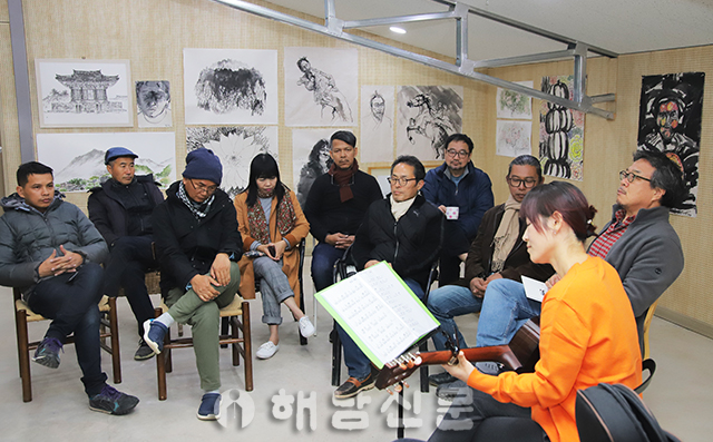 ▲ 한국작가와 태국작가들이 모여 서로의 작품과 더불어 음악을 공유하는 시간을 가졌다.