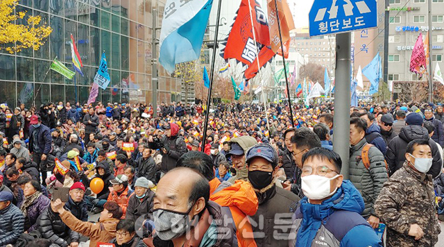 ▲ 지난달 30일 서울에서 열린 전국농민대회에 해남을 비롯해 전국에서 5000여명의 농민들이 모여 집회를 가졌다. <사진제공 : 해남군농민회>