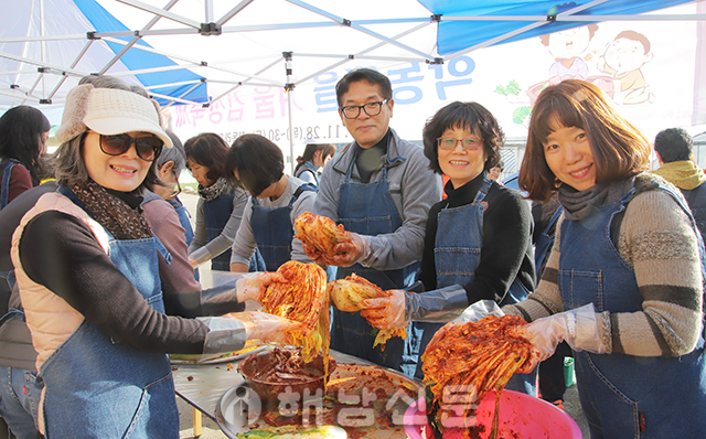 ▲ 학동마을에서 김장축제가 열려 남도수묵기행 참가자들이 직접 김치를 만들었다.