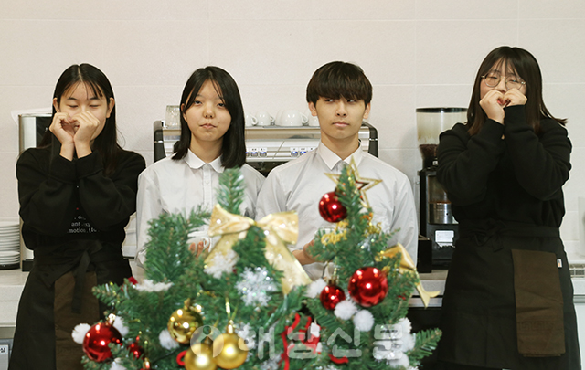 ▲ 해남공고에서 처음으로 비장애학생 4명이 바리스타 자격증 취득에 성공했다. 왼쪽부터 민주은·윤소희·박건·김혜정 학생.
