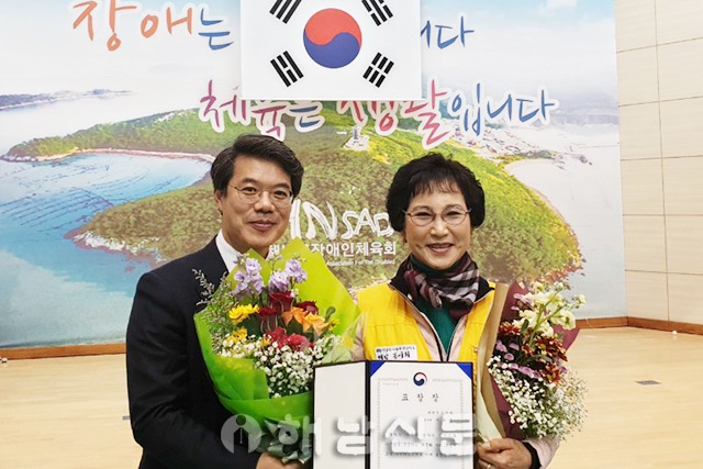 ▲ 해남적십자사 송년의 밤 행사에서 마희정 직전 회장이 여성가족부장관상을 수상했다.