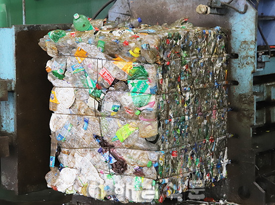 ▲ 분류된 재활용품은 압축돼 재활용업체에 매각된다.