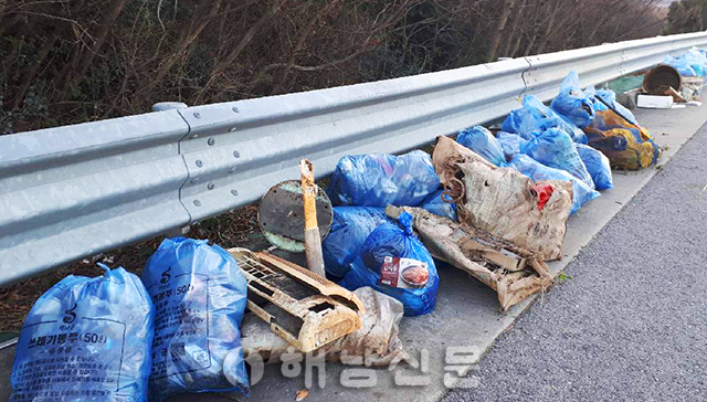 ▲ 도로변에 불법 투기된 쓰레기들이 수거된 모습.