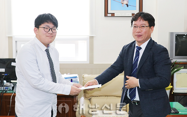 ▲ 김용혁 지사장이 장대운 학생에게 장학금을 전달하고 있다.