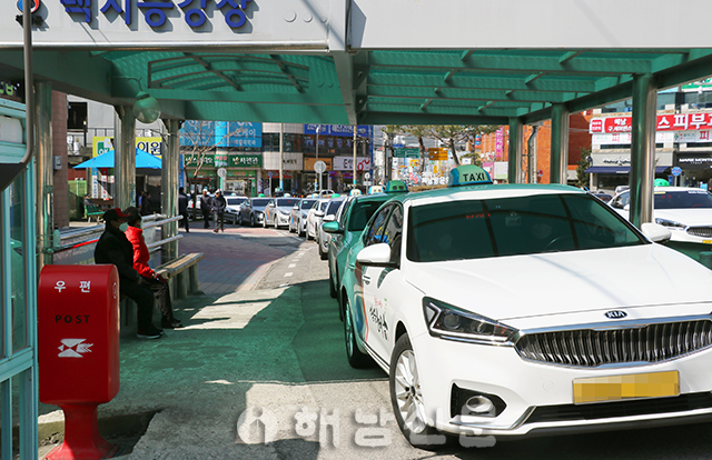 ▲ 해남터미널 앞 택시승강장. 택시들이 길게 줄지어 늘어서 있다.