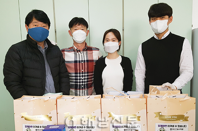 ▲ 해남경찰서와 보안자문협의회가 북한이탈주민 위생용품 지원에 나섰다.