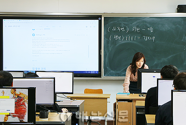 ▲ 해남고등학교 교사들이 온라인 개학에 대비해 자체 연수를 실시하고 있다.