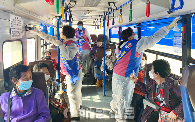 ▲ 자원봉사자들이 해남교통 버스 내부를 소독하고 있다.