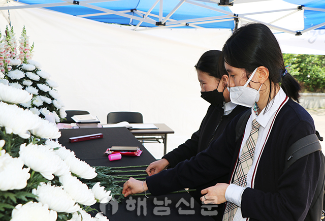 ▲ 이가은(사진 왼쪽), 김현주 학생이 5·18분향소를 찾아 헌화를 하고 있다.