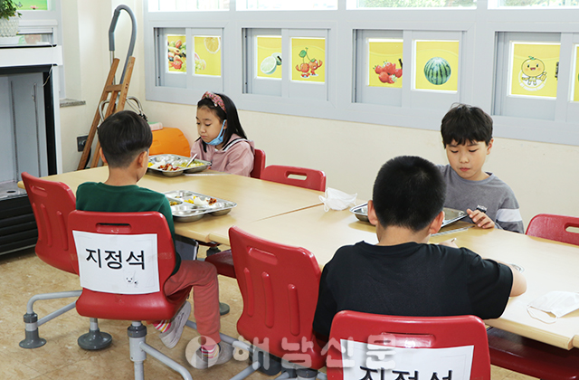 ▲ 삼산초등학교는 급식실 자리에 지정석을 붙여두고 지그재그로 앉도록 했다.