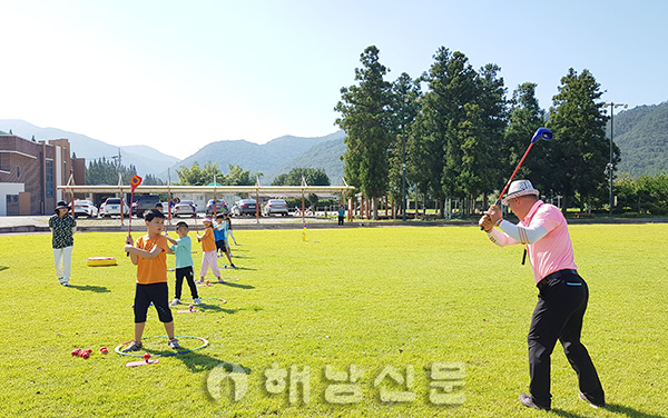 ▲ 학생들이 전만동 프로의 지도하에 스내그 골프를 즐기고 있다.