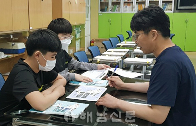 ▲ 김진희 교사와 박현성(왼쪽), 김태형 학생.