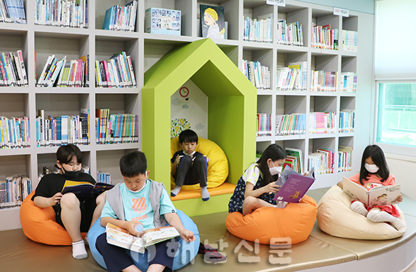 학생들이 도서관에서 편하게 앉아 책을 읽고 있다.