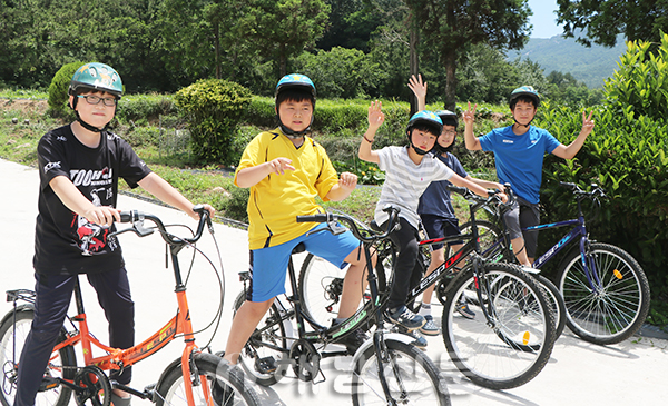 ▲ 학생들이 교내에서 자전거 타기 놀이를 즐기고 있다.