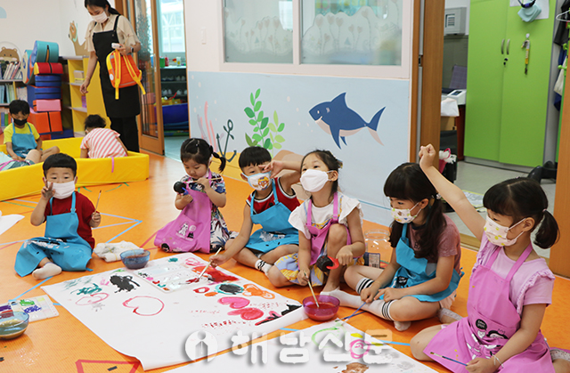 ▲ 유치원생들이 여름 그리기 프로그램을 즐기고 있다.