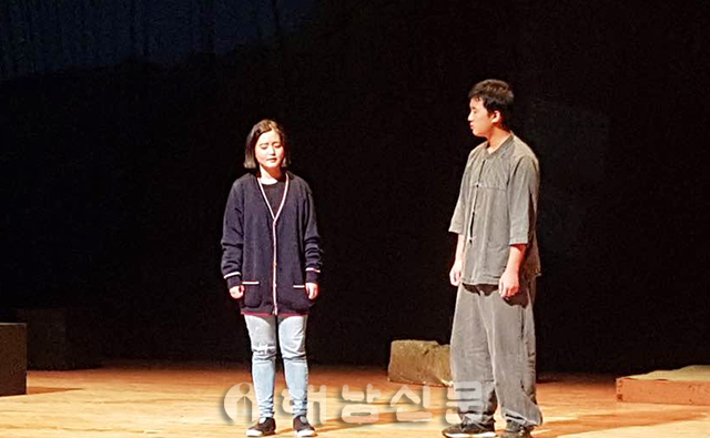 ▲ 지난해 열린 청소년연극제에서 '어란진에 내리는 꽃비'의 여주인공 역을 맡은 김채린 양이 열연하고 있다.