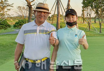 ▲ 김은서(오른쪽) 선수가 준우승을 차지한 뒤 자신을 지도하고 있는 전만동 프로와 촬영을 하고 있다.